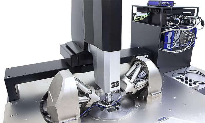 旺矽的矽光子晶圓測試系統，左右兩組六軸定位器各夾著光纖